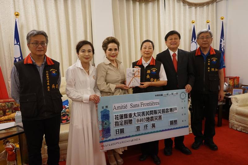 前印尼總統夫人黛薇．蘇卡諾（Dewi Soekarno）（左3）投身慈善事業，29日從日本東京抵台，代表無國界友誼協會捐贈善款給花蓮縣政府，縣長徐榛蔚（右3）、國民黨立委傅崐萁（左2）等人接待