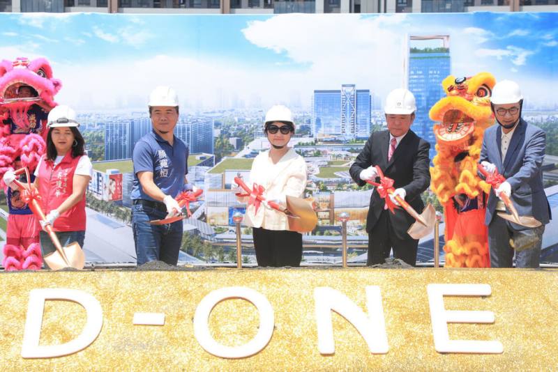 位於台中高鐵特區的購物商場「D-ONE第一大天地」30日舉行動土典禮，台中市長盧秀燕（中）出席，允諾將與中央攜手妥善處理周邊交通議題。（台中市政府提供）