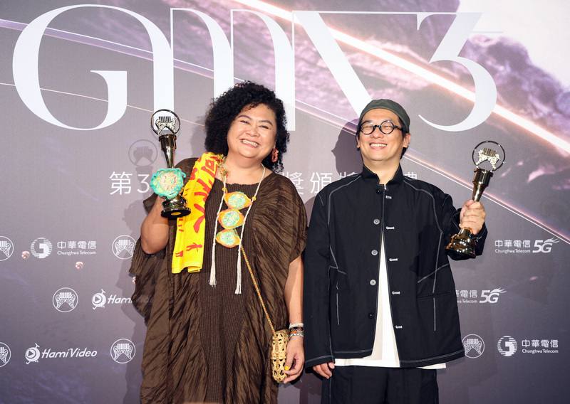 華語樂壇年度盛事、第35屆金曲獎頒獎典禮29日晚間在台北小巨蛋隆重登場，歌手巴奈（左）以她首張台語演唱專輯「夜婆」勇奪最佳台語專輯獎，與製作人柯智豪（右）一同開心領獎