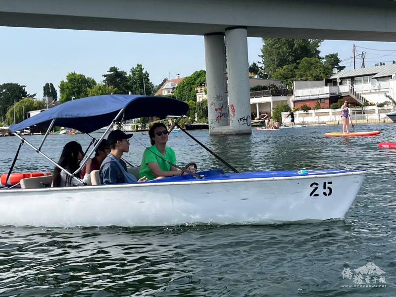 大家親自駕駛電動船在多瑙河支流航行，欣賞河畔美景