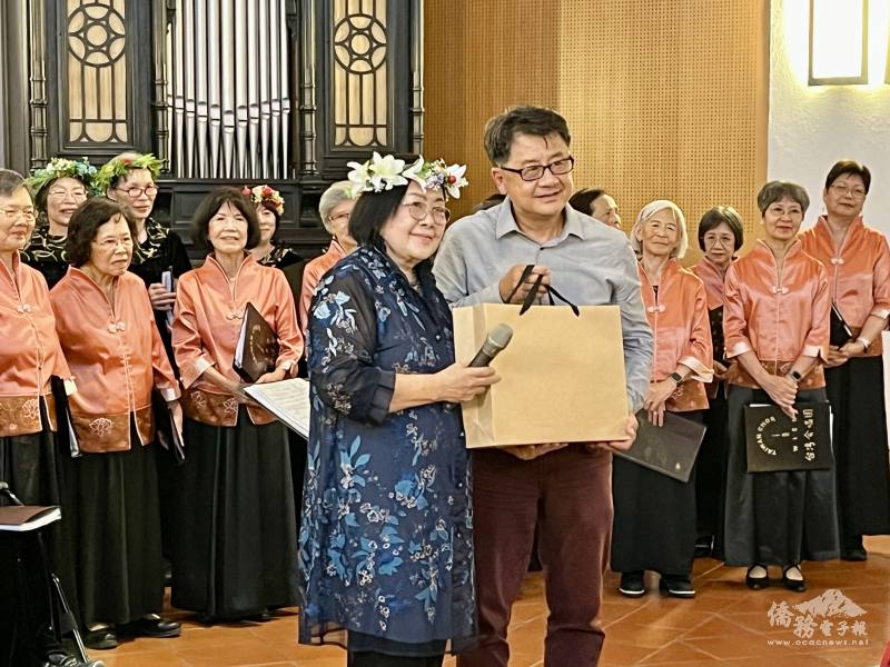 音樂會結束後，奧地利臺灣商會會長宋屏林向高雄星光合唱團團長張汝惠致贈維也納當地紀念品，感謝該團帶來精彩演出