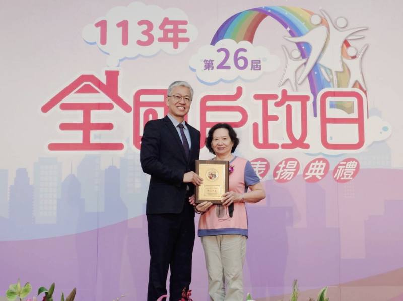 吳堂安次長與獲獎志工合影