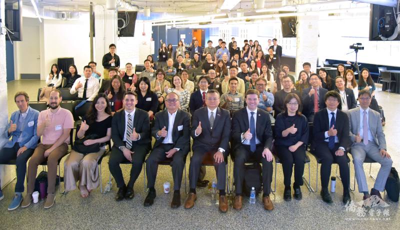 「CHI/T Chat臺美商業論壇」合照留影，類延峰（前排右五）、林辛承（二排左四）、駐芝加哥辦事處副組長黃奕龍（二排右二）、文教中心主任蔡季穎（前排右二）、僑務委員邱垂洸（二排右四）、姚宏智（前排左五）