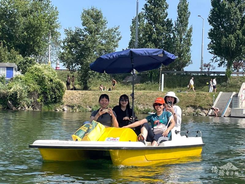 同學們乘坐腳踏船，享受多瑙河上的悠閒時光