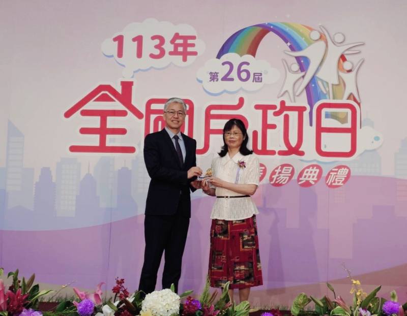 吳堂安次長與政府代表合影