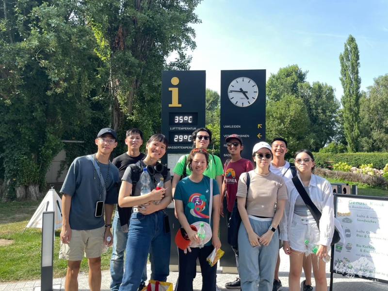 旅奧維也納臺灣同學會舉辦「夏季期末送舊划船活動」，留學生在多瑙河畔合影留念