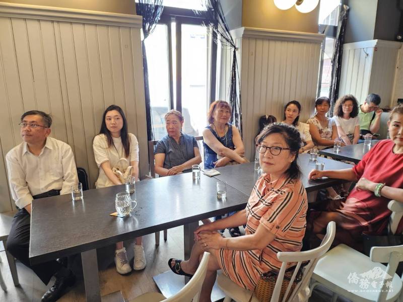 出席的僑領及僑胞專心聆聽宋屏林致詞及對未來的規劃，並隨後進行討論