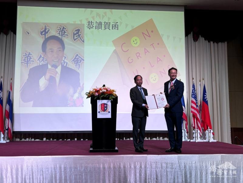 僑務組組長許世榕代表僑委會委員長徐佳青頒贈賀狀