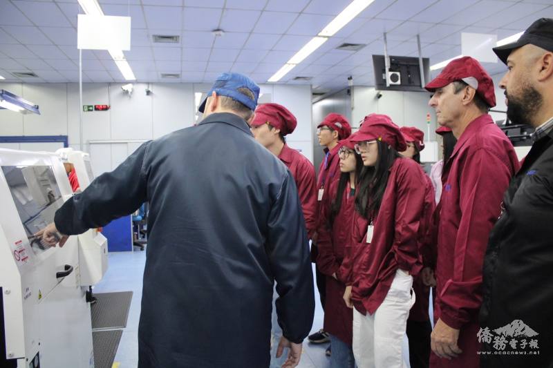 大家專心參觀機器運作模式