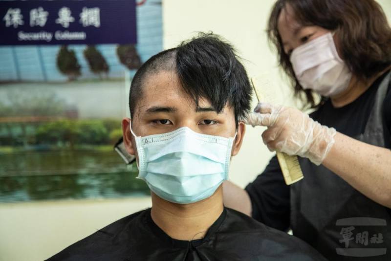 入伍生進行理髮，是一個「由民轉軍」的重要歷程