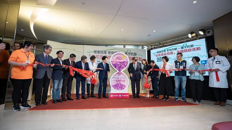 總統與現場貴賓一同進行啟動儀式