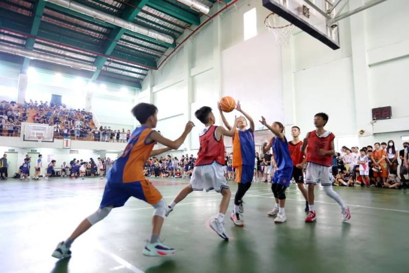 高雄市2024社教盃3對3籃球鬥牛賽2日在高雄市社會教育館體育館、小港高中活動中心開打，參加隊伍有來自台中、台南、高雄、屏東等地學生，總計有336支隊伍、1300人參賽。（高雄市社教館提供）