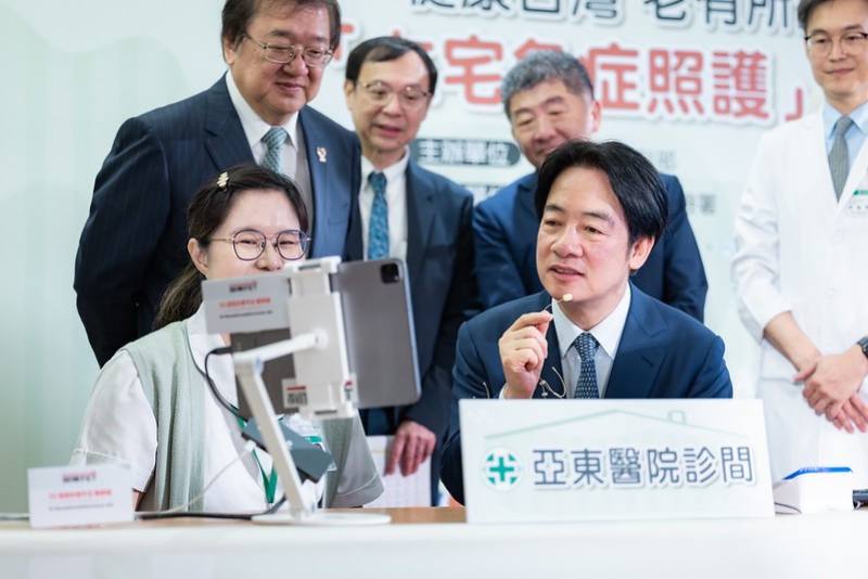 總統親自透過視訊關心長者身體健康狀況
