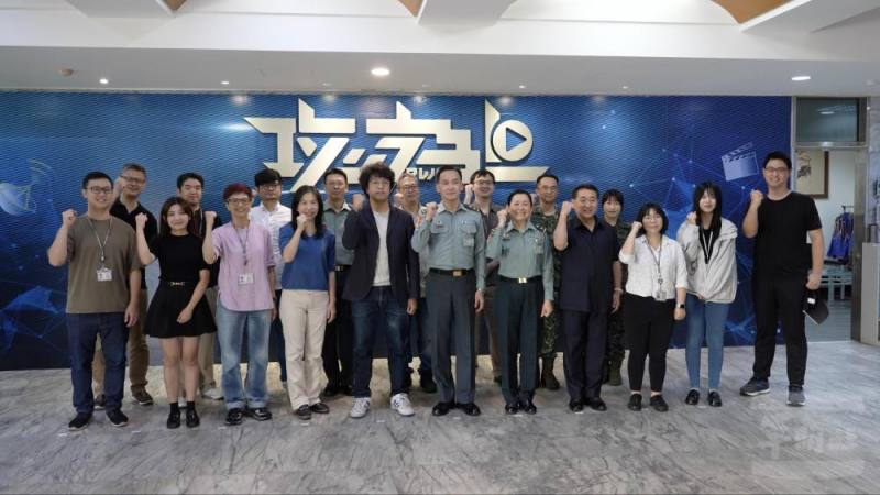 外交及國防委員會與官兵合影