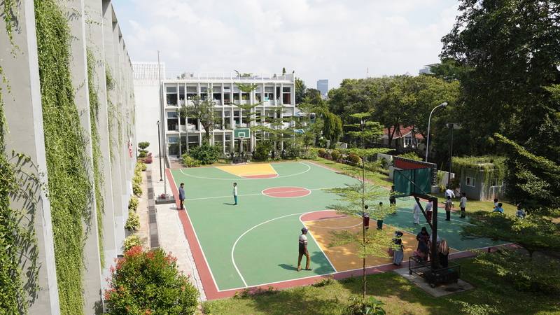 作為雅加達的淨零示範學校，拉古南8號小學內種植大量綠色植物，以累積減碳量，來抵銷碳排。