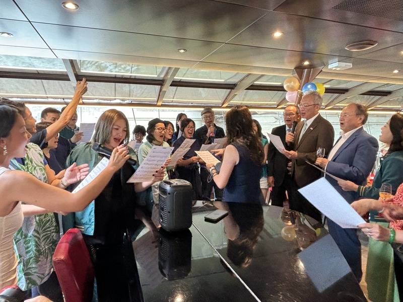 旅法僑團在6月30日歡送會上準備「台灣」、「你是我的寶貝」兩首台語歌曲大合唱，激情悠揚，駐法代表吳志中（右3）在內的不少人都熱淚盈眶。