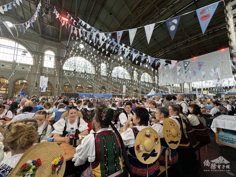 瑞士傳統服飾有七百多種，顏色繽紛