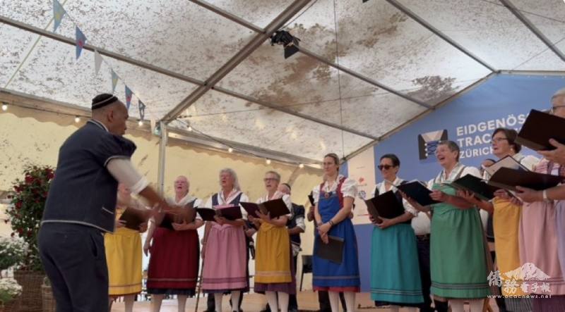 身著瑞士傳統服飾的表演者