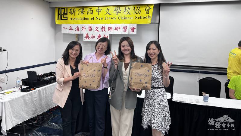 致贈謝師禮，左起：李珠瑛、國立臺灣師範大學國語教學中心主任蔡雅薰、僑生先修部華語文科講師林子敬、謝嘉文