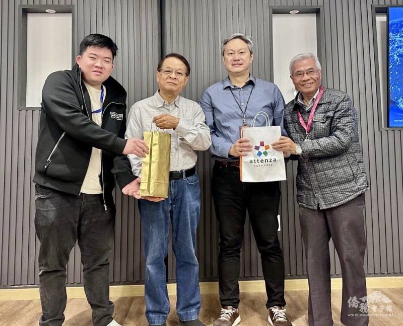 左1青年協會財務長陳堂軒、右1僑務顧問廖世秉代表青年協會致贈禮物給總經理鄭榮煌（左2）、資深協理陳宣志（右2）