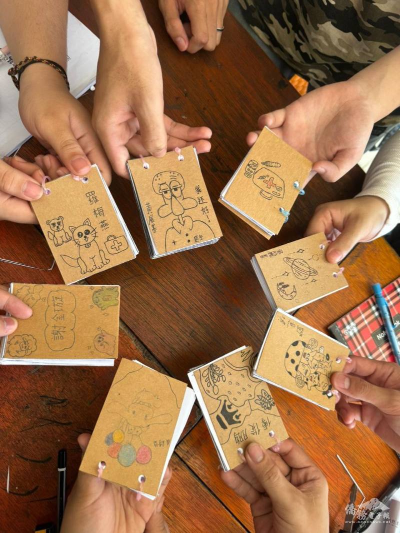 洪孟君設計「臺灣醫療」的課程，安排各種病症的華語用詞練習，每個學生親手製作一本「中印對照病症小手冊」