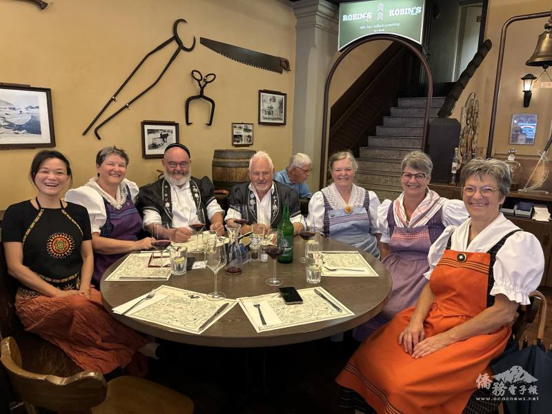 瑞士小旺萊文化協會會長郭芳君著臺灣傳統服飾成為活動亮點（左一）與傳統隊伍相見歡（瑞士傳統餐廳）