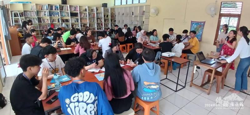 洪孟君(右2)向即將赴臺升學的學員介紹臺灣地理