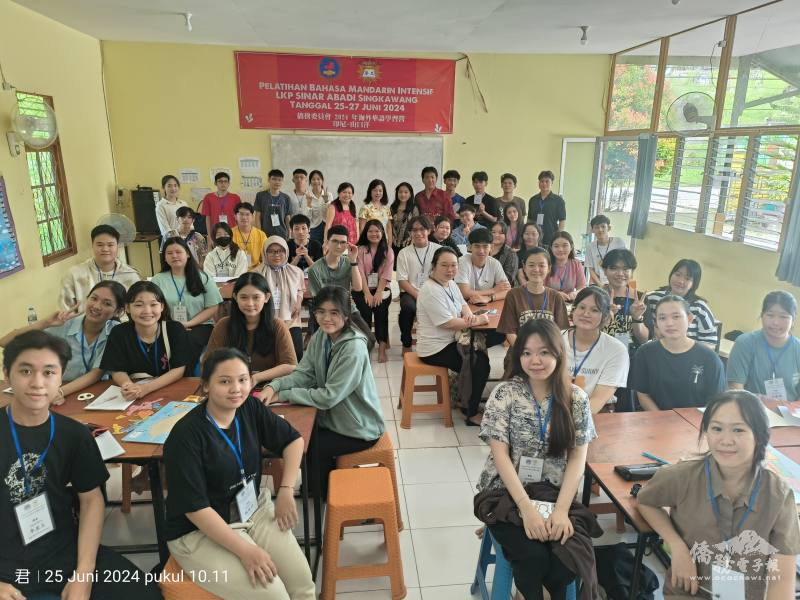 駐印尼代表處僑務組組長李叔玲出席暑假密集華語學習營始業式後與學員合影(末排右5：校長李振福、右7：李叔玲、右8：老師洪孟君)