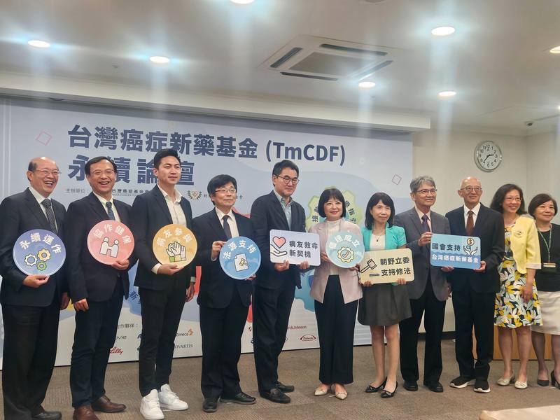 衛福部預計以3年時間提列百億癌症新藥基金公務預算，脫鉤健保總額，但財源仍是難題，健保署長石崇良（左2）2日出席「台灣癌症新藥基金永續論壇」，認為「酒捐」或許可成為可能來源之一。