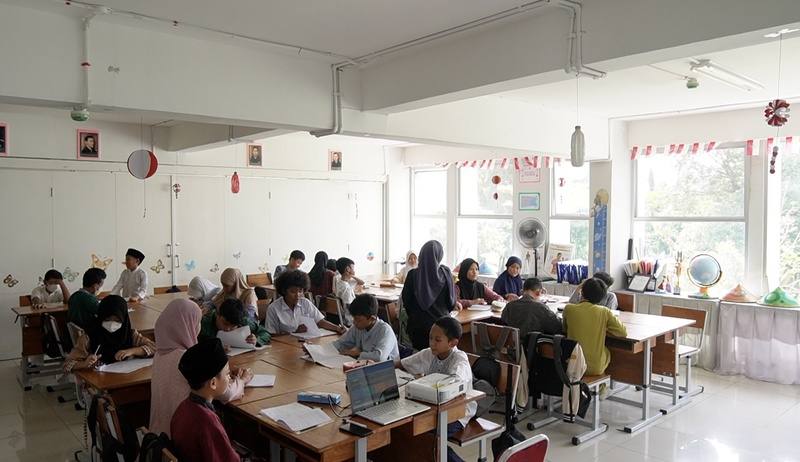 雅加達拉古南8號小學的教室內既沒冷氣也幾乎不開燈，平時只靠低功率風扇和從大面落地窗照入的自然採光，就能滿足室內的環境需求。