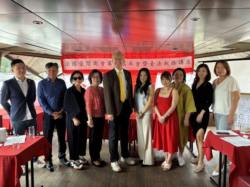 法國台商會6月30日舉行第30屆年度會員大會暨改選，並歡送駐法代表吳志中。吳志中（左5）與第30屆法國台灣商會會長鄭蓓斐（左4）、第31屆會長歐碧慧（右5），以及連任副會長邱婉惠（右4）等幹部合照。