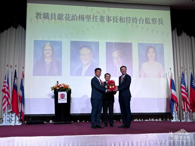 交接儀式(左:泰國中華國際學校教育基金會第11屆董事長章維斌，右:泰國中華國際學校教育基金會第12屆董事長楊堅任)