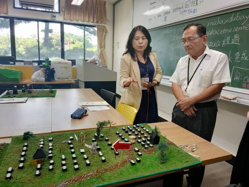 鍾副主委參觀原住民學生學習成果