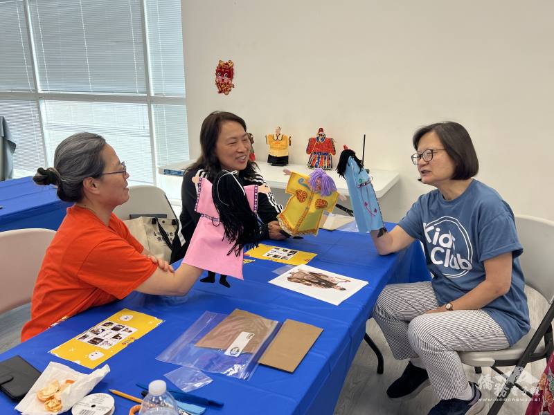 文化培訓種子老師相互學習討論布袋戲文化與操作