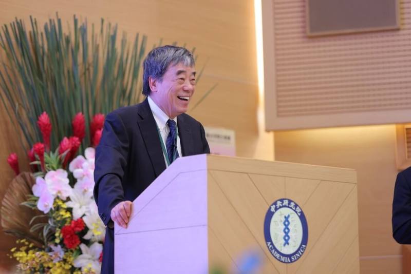 中央研究院舉行第35次院士會議，邀請中研院院士、美國哈佛大學比爾蓋茲講座教授孔祥重（圖）發表「擁抱生成式人工智慧」主題演講。（中研院提供）