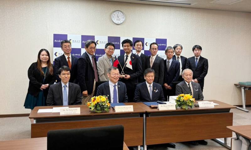 陽明交通大學校長林奇宏（前左2）率團訪日，與日本熊本大學簽署合作備忘錄，未來將朝學分互認、建立共同研究室，促進當地半導體產業的發展。（陽明交大提供）