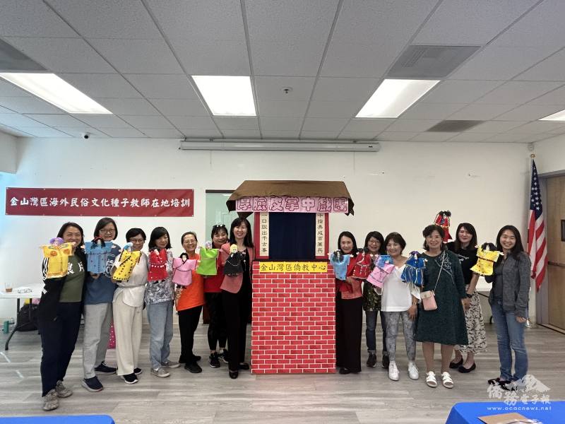 文化培訓種子老師手持自己做的戲偶合影