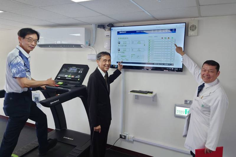 奇美醫院3日公開員工體適能中心，院長林宏榮（右）介紹新導入的綠能健身設備，使用者可一邊運動一邊發電，並透過顯示器看到發電量。