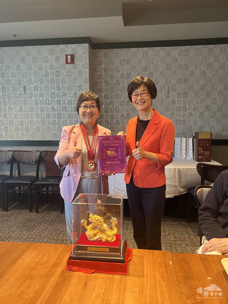 僑務委員白越珠致贈華府龍舟賽紀念品予徐佳青