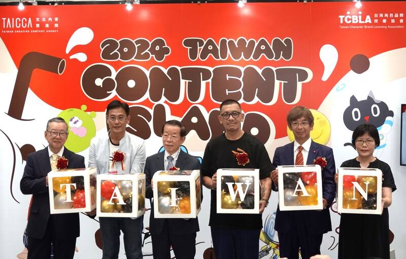 2024日本授權展3日在東京開幕，貓貓蟲咖波、KINGJUN等10組台灣超人氣角色IP亮相。駐日代表謝長廷（左3）在台灣館開幕式說，文策院這次率業者設台灣館參展，對於業者前進國際有很大幫助。