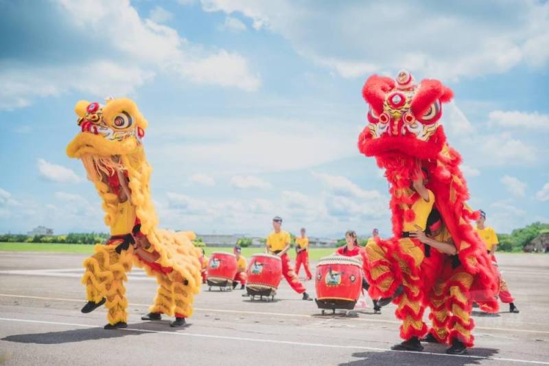 陸軍飛訓部舞獅隊動態表演，祝福航特部部運昌隆。（航特部提供）