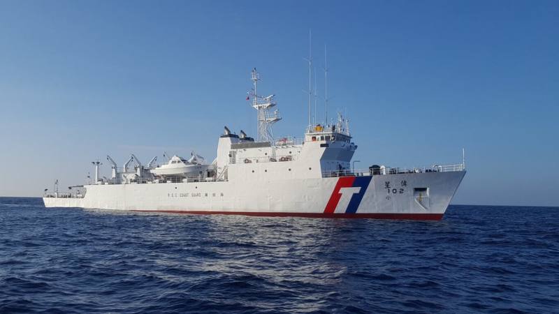 媒體報導，國籍「龍劼滿」號漁船，3日晚間於馬公西北方60浬、中線以西海域遭中國海警船騷擾，通報海巡署緊急援處後航離現場；海巡署已增派「偉星艦」加強巡弋，全面提升執法巡護作為。（海巡署金馬澎分署提供）