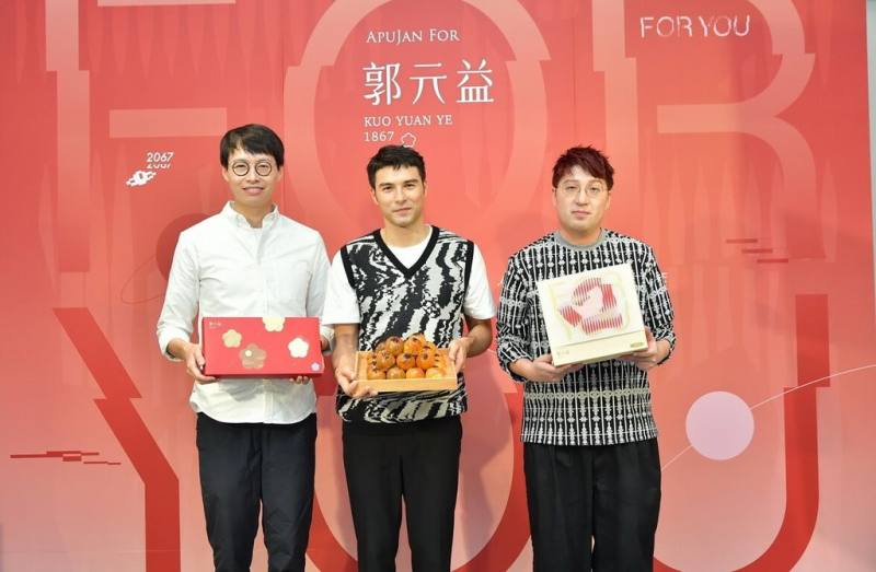 郭元益副總經理郭建偉（左）表示，每年中秋節仍有顧客特地到士林總店排隊購買限時限量的現烤商品，看好台北車站交通與人流，郭元益規劃現烤服務櫃台，為郭元益首家「全年供應現烤服務」分店，將在7月15日開幕。（郭元益提供）