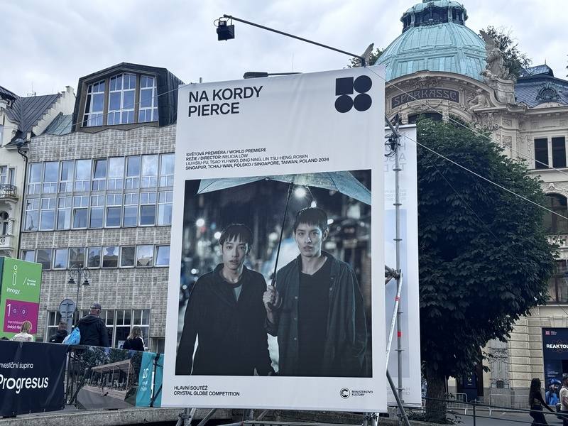 台灣、新加坡、波蘭三國合製的電影「刺心切骨」，入圍卡羅維瓦利國際影展競賽單元。刺心切骨大幅電影劇照掛在卡羅維瓦利小鎮上。