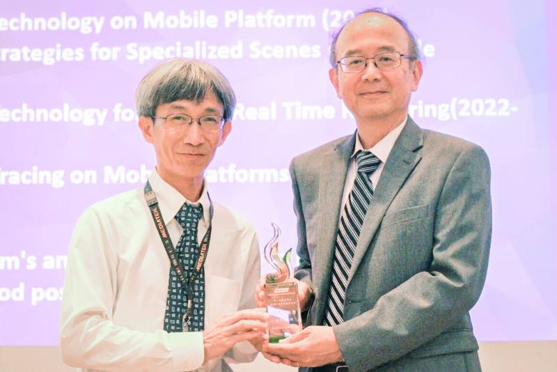 國立台灣師範大學資訊工程系教授張鈞法（左）研發手機晶片運用光線追蹤與路徑追蹤的關鍵技術，有助於生成逼真的3D電腦繪圖，獲首屆「聯發科技前瞻研究中心產學合作卓越貢獻獎」，由聯發科技資深副總經理陸國宏（右）頒獎。（台師大提供）