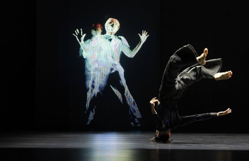 雲門舞集戶外公演邁入第29年，今年將帶來雲門舞集藝術總監鄭宗龍與日本新媒體藝術家真鍋大度合作的作品「波」。（雲門舞集提供，劉振祥攝影）