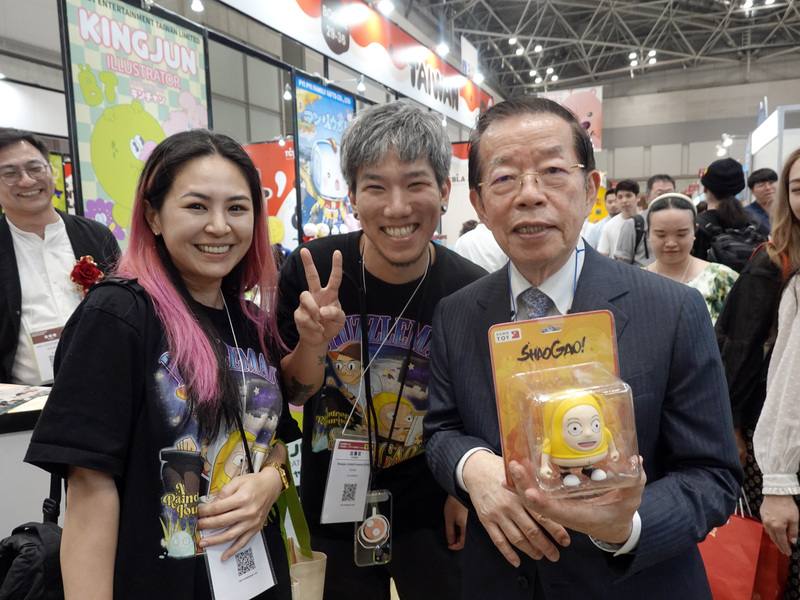 駐日代表謝長廷（前右）3日出席日本授權展台灣館開幕式，並走訪參展的10組台灣超人氣角色IP攤位，為業者加油打氣。謝長廷表示，在會場看到台灣角色的活力和創意。