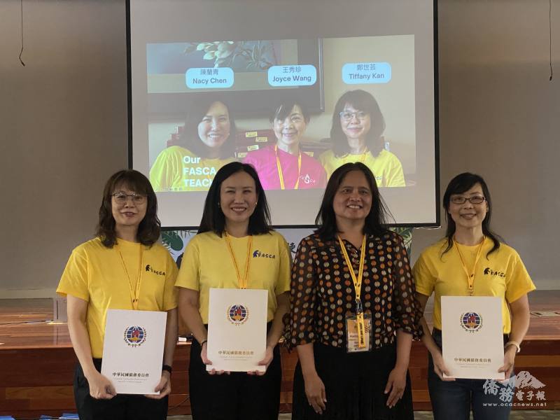 西雅圖文教中心主任林美玲分別頒發感謝狀給西雅圖地區王秀珍、鄭世芸及波特蘭陳蘭青三位諮詢導師