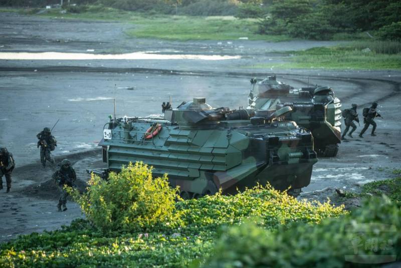 海軍陸戰隊陸戰六六旅於南部地區海灘執行「113年兩棲基地期末鑑測」