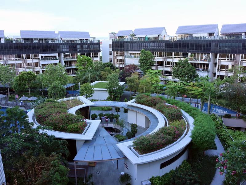 全球淨零排放方興未艾，新加坡碳交所成為東南亞主要碳交易平台，新加坡民間也共同努力進行綠化工程，圖為從空中鳥瞰私人住宅的綠化帶成果。